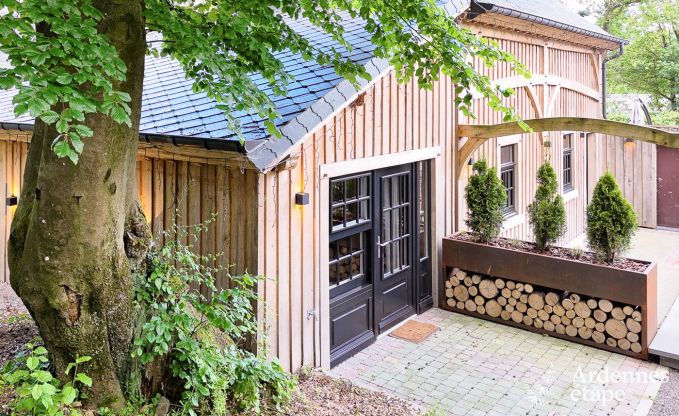 Komfortables Ferienchalet in Bastogne mit Garten und Sauna