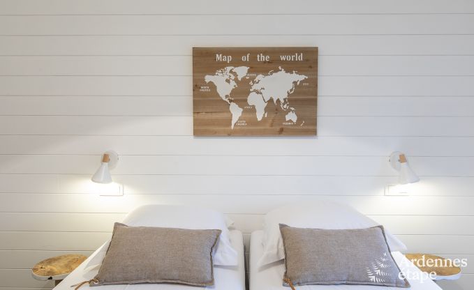 Wundersch�nes Schloss in Bertrix: Unterkunft f�r 20 Personen mit Hallenbad, Whirlpool und Infrarotkabine