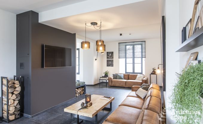 Wundersch�nes Schloss in Bertrix: Unterkunft f�r 20 Personen mit Hallenbad, Whirlpool und Infrarotkabine