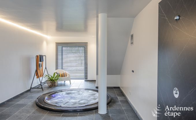 Wundersch�nes Schloss in Bertrix: Unterkunft f�r 20 Personen mit Hallenbad, Whirlpool und Infrarotkabine