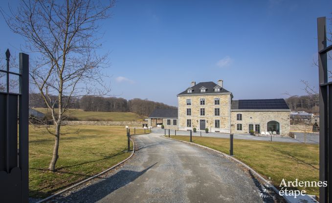 Wundersch�nes Schloss in Bertrix: Unterkunft f�r 20 Personen mit Hallenbad, Whirlpool und Infrarotkabine