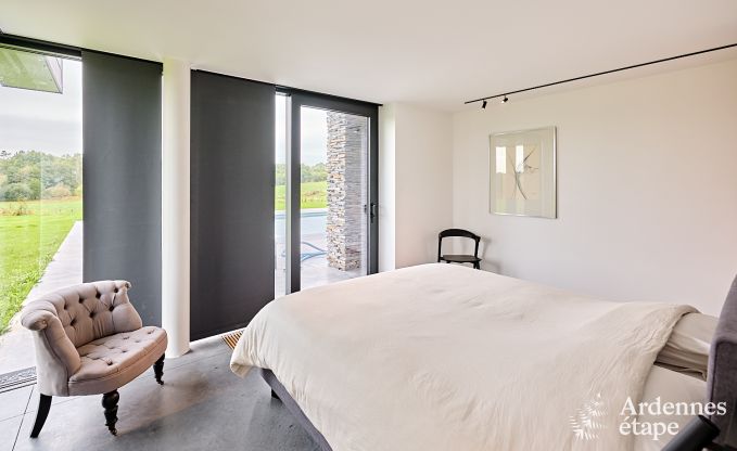 Gerumige Luxusvilla in Bertrix fr 16 Personen mit beheiztem Auenpool und privater Terrasse am Wasser