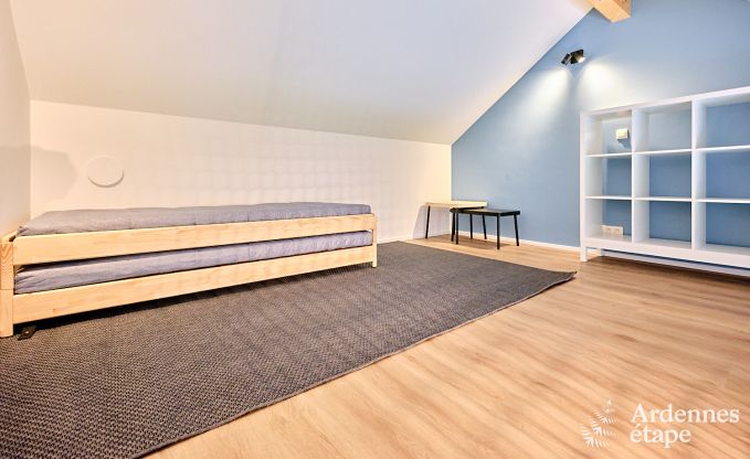 Gerumige Luxusvilla in Bertrix fr 16 Personen mit beheiztem Auenpool und privater Terrasse am Wasser