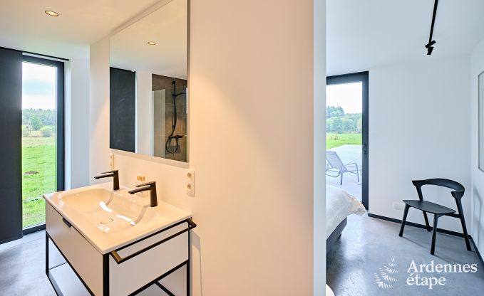 Gerumige Luxusvilla in Bertrix fr 16 Personen mit beheiztem Auenpool und privater Terrasse am Wasser