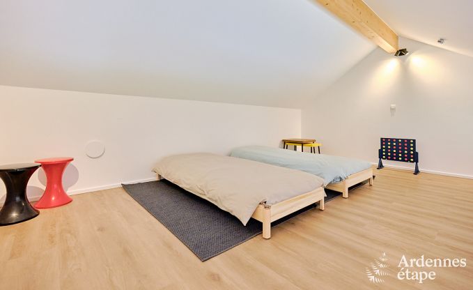 Gerumige Luxusvilla in Bertrix fr 16 Personen mit beheiztem Auenpool und privater Terrasse am Wasser