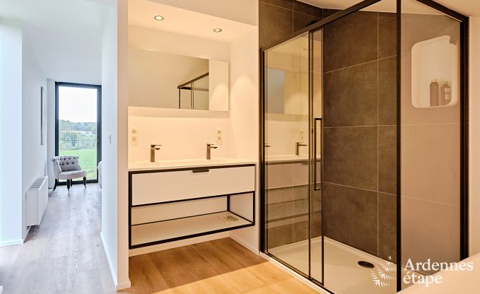 Gerumige Luxusvilla in Bertrix fr 16 Personen mit beheiztem Auenpool und privater Terrasse am Wasser