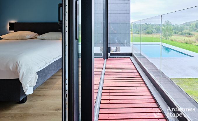 Gerumige Luxusvilla in Bertrix fr 16 Personen mit beheiztem Auenpool und privater Terrasse am Wasser
