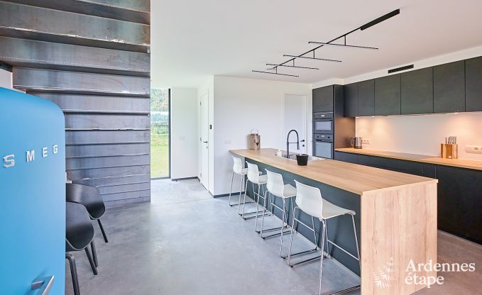 Gerumige Luxusvilla in Bertrix fr 16 Personen mit beheiztem Auenpool und privater Terrasse am Wasser