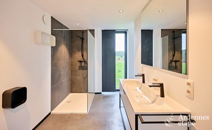 Gerumige Luxusvilla in Bertrix fr 16 Personen mit beheiztem Auenpool und privater Terrasse am Wasser