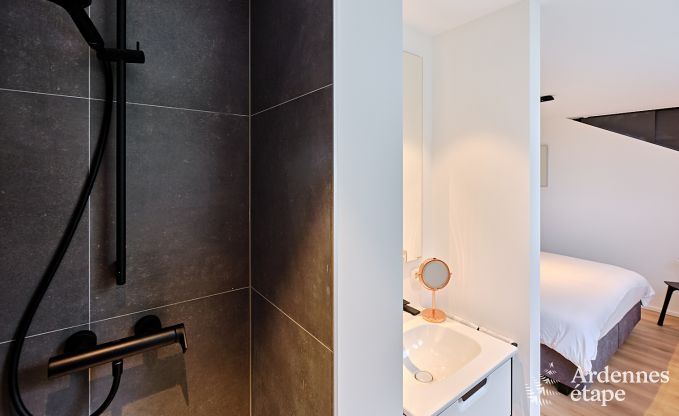 Gerumige Luxusvilla in Bertrix fr 16 Personen mit beheiztem Auenpool und privater Terrasse am Wasser