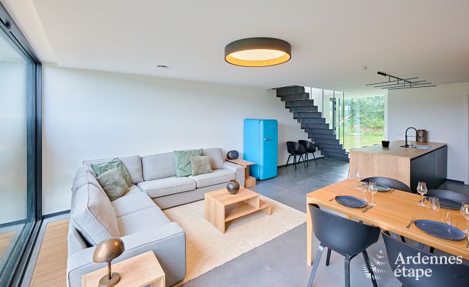 Gerumige Luxusvilla in Bertrix fr 16 Personen mit beheiztem Auenpool und privater Terrasse am Wasser