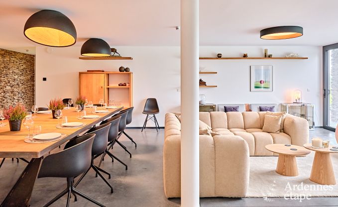 Gerumige Luxusvilla in Bertrix fr 16 Personen mit beheiztem Auenpool und privater Terrasse am Wasser