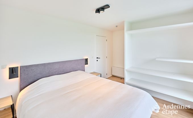 Gerumige Luxusvilla in Bertrix fr 16 Personen mit beheiztem Auenpool und privater Terrasse am Wasser