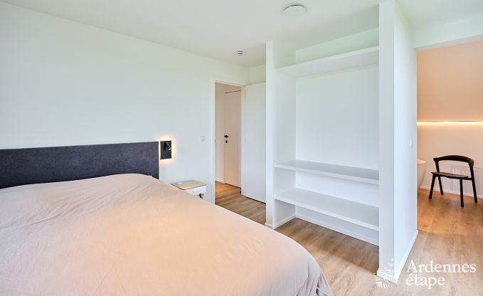 Gerumige Luxusvilla in Bertrix fr 16 Personen mit beheiztem Auenpool und privater Terrasse am Wasser