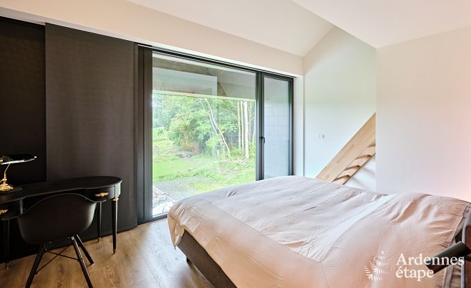 Gerumige Luxusvilla in Bertrix fr 16 Personen mit beheiztem Auenpool und privater Terrasse am Wasser