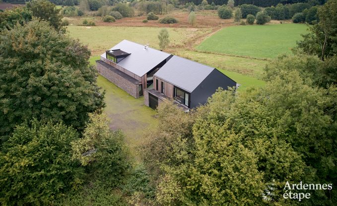 Gerumige Luxusvilla in Bertrix fr 16 Personen mit beheiztem Auenpool und privater Terrasse am Wasser