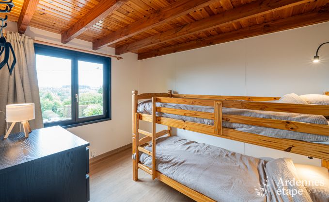 Authentisches Chalet f�r 8 Personen in Bi�vre mit 4 Schlafzimmern, Holzofen, Whirlpool, Privatgarten und Fahrradabstellraum