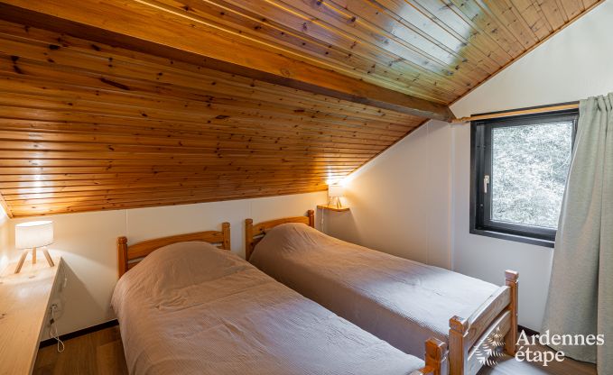 Authentisches Chalet f�r 8 Personen in Bi�vre mit 4 Schlafzimmern, Holzofen, Whirlpool, Privatgarten und Fahrradabstellraum
