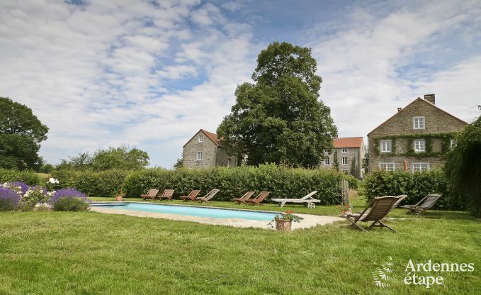 Hübsches Ferienhaus mit Swimmingpool für 26 Personen in Yvoir