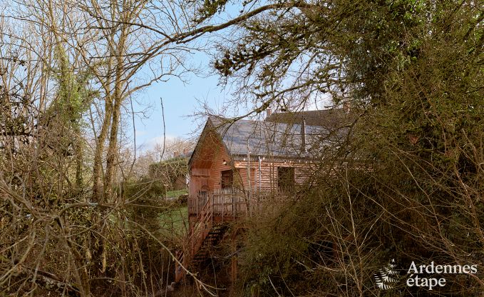 Romantisches Chalet Doische: handgefertigt, Holzofen, privater Garten, geeignet f�r 2 Personen