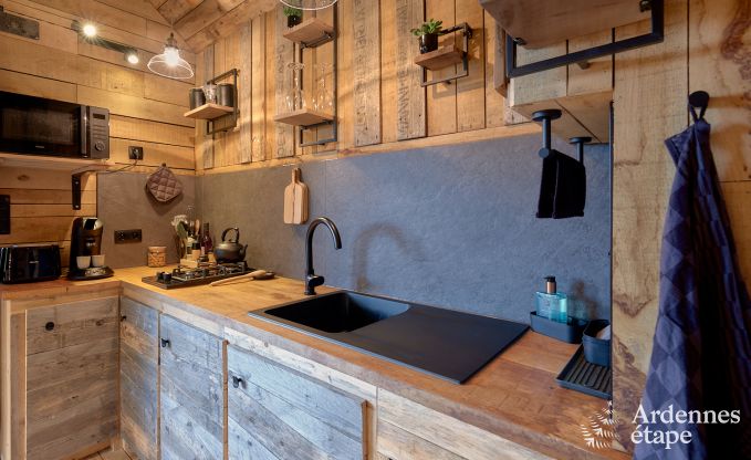 Romantisches Chalet Doische: handgefertigt, Holzofen, privater Garten, geeignet f�r 2 Personen