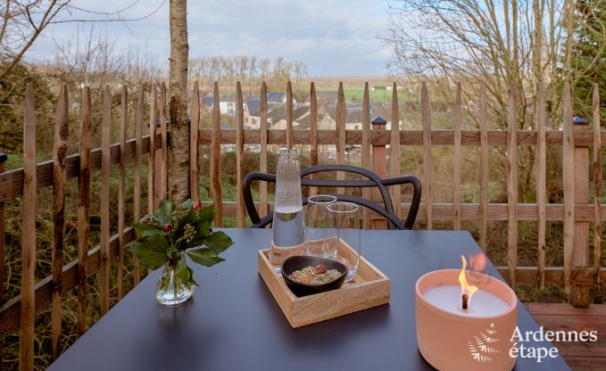 Romantisches Chalet Doische: handgefertigt, Holzofen, privater Garten, geeignet f�r 2 Personen