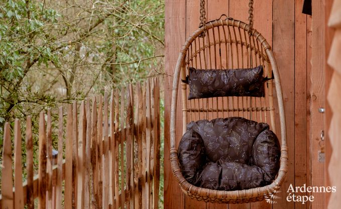 Romantisches Chalet Doische: handgefertigt, Holzofen, privater Garten, geeignet f�r 2 Personen