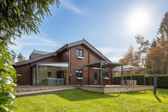 Ferienhaus in der Nhe von Durbuy, 4 Schlafzimmer, 9 Personen, Privatterrasse, Jacuzzi, Spielzimmer, Familienkomfort