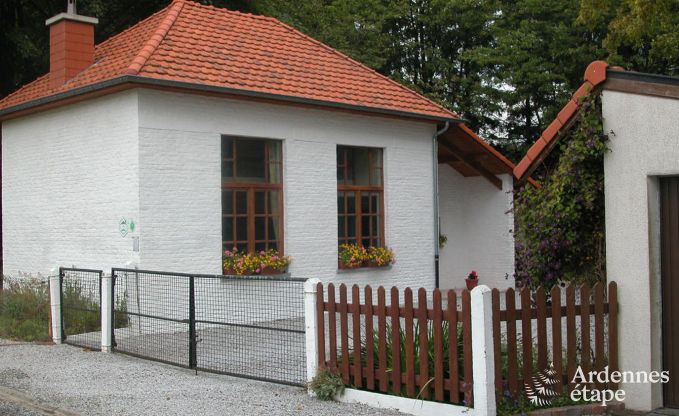 Behagliches Ferienhaus für 5 Personen in Schulhaus in Froidchapelle