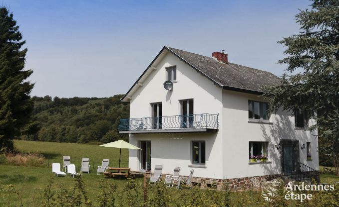 Geräumiges Ferienhaus für 8 Personen in La Roche-En-Ardenne mit 4 Schlafzimmern, 4 Badezimmern, Holzofen, Privatgarten und Garage