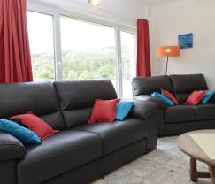 Geräumiges Ferienhaus für 8 Personen in La Roche-En-Ardenne mit 4 Schlafzimmern, 4 Badezimmern, Holzofen, Privatgarten und Garage