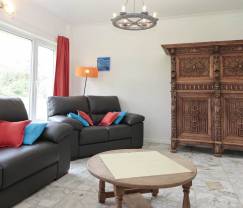 Geräumiges Ferienhaus für 8 Personen in La Roche-En-Ardenne mit 4 Schlafzimmern, 4 Badezimmern, Holzofen, Privatgarten und Garage