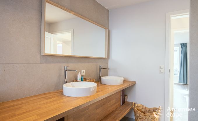 Chalet in Libramont: ger�umiges Ferienhaus f�r 20 Personen mit Spielzimmer, Garten und Grill in den Ardennen