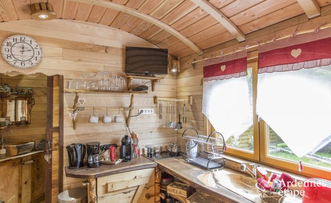 Originell: Holzwohnwagen mit 3-Sterne-Komfort für Paare in Lierneux