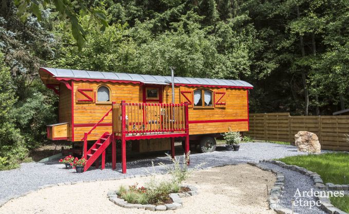 Originell: Holzwohnwagen mit 3-Sterne-Komfort für Paare in Lierneux