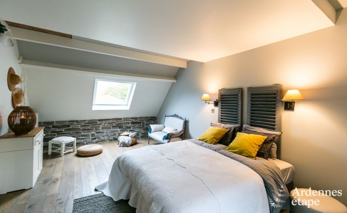 Reizvolles Ferienhaus mit Indoorpool für 4 Erwachsene in Oteppe.