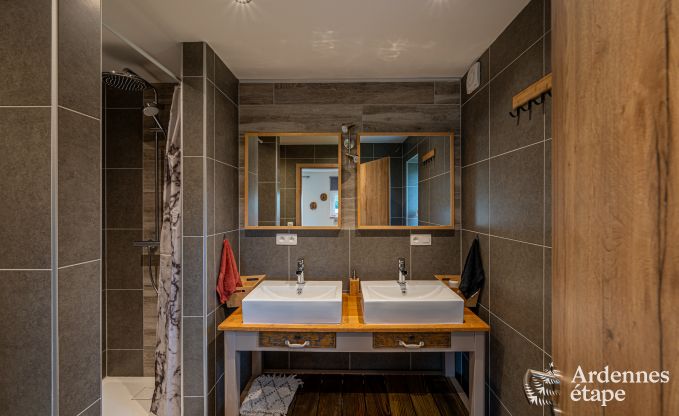 Gem�tliches Ferienhaus in Paliseul mit Whirlpool, geeignet f�r Gruppen und Familien, umgeben von Natur