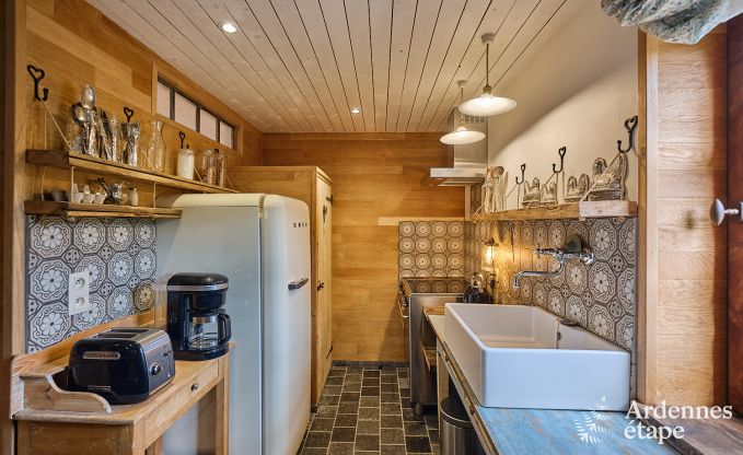 Gem�tliches Ferienhaus f�r 4 Personen in Redu mit Tankuzzi (Whirlpool), �berdachter Terrasse und Privatgarten