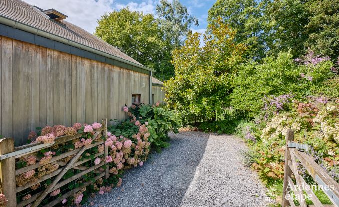 Gem�tliches Ferienhaus f�r 4 Personen in Redu mit Tankuzzi (Whirlpool), �berdachter Terrasse und Privatgarten