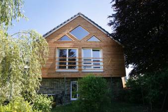 Behagliches Ferienhaus ganz in Holz mit allem Komfort in Stoumont