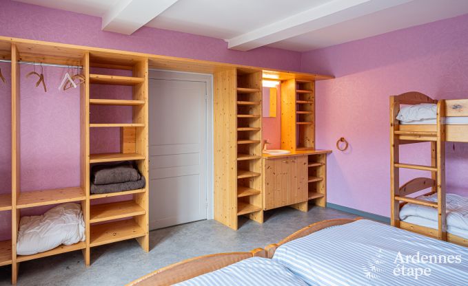 Ferienhaus in Vencimont, Ardennen, 12 Personen, 4 Schlafzimmer, privater Sauna, Billard, Garten am Wasser