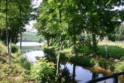 La vallée du lac et sa plaine de jeux à Neufchâteau in Provinz Luxemburg